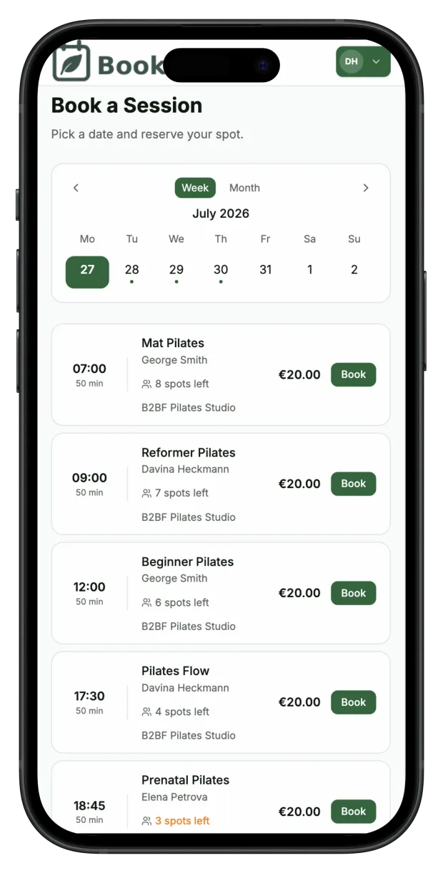 Book2befits bookingside på en telefon, der viser et ugentligt holdskema med tider, coaches, ledige pladser og priser.